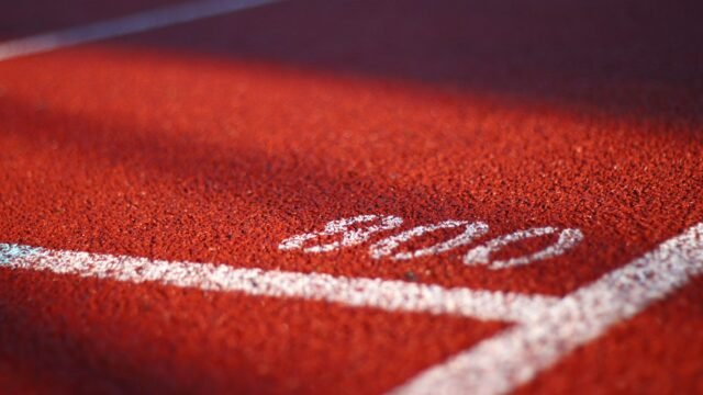 An 800 marking painted on a red running track